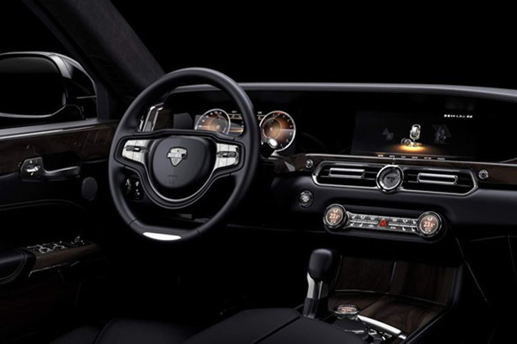 Nhiều trang bị tiên tiến nhất cũng được áp dụng cho mẫu xe này. Theo tiết lộ của hãng, những mẫu xe sản xuất hàng loạt này sẽ được xây dựng bởi một liên doanh giữa NAMI và Sollers, các sản phẩm của Aurus dự kiến sẽ được bán ra ở Nga, Trung Quốc và Trung Đông. Trước mắt, Aurus sẽ ra mắt Senat Sedan hoàn toàn mới tại Triển lãm Moscow 2018 diễn ra từ 29/8 - 9/9 năm nay.