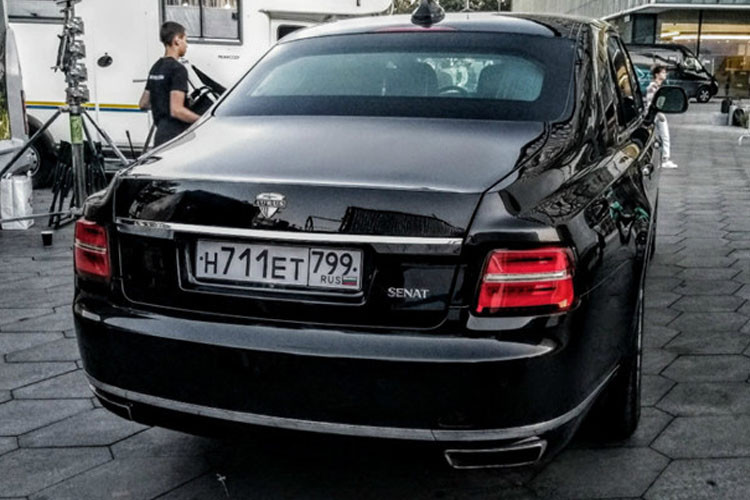... và phần đuôi xe có vẻ giống với nguyên bản Limousine của Tổng thống Putin.