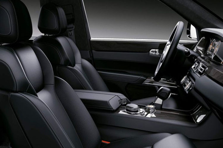 Bên trong nội thất của xe là sự hòa trộn hoàn hảo giữa truyền thống và hiện đại. Các vật liệu chất lượng cao như da chính hãng tốt nhất của Nga, gỗ quý, cần số kim loại đắt tiền cùng nhiều thiết bị đa phương tiện công nghệ cao cũng như những màn hình kính tinh tế.