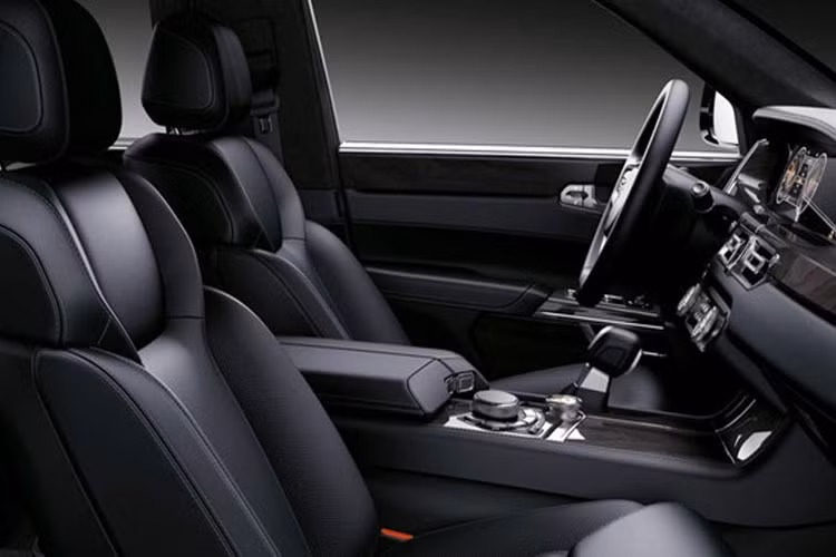Bên trong nội thất của xe là sự hòa trộn hoàn hảo giữa truyền thống và hiện đại. Các vật liệu chất lượng cao như da chính hãng tốt nhất của Nga, gỗ quý, cần số kim loại đắt tiền cùng nhiều thiết bị đa phương tiện công nghệ cao cũng như những màn hình kính tinh tế.