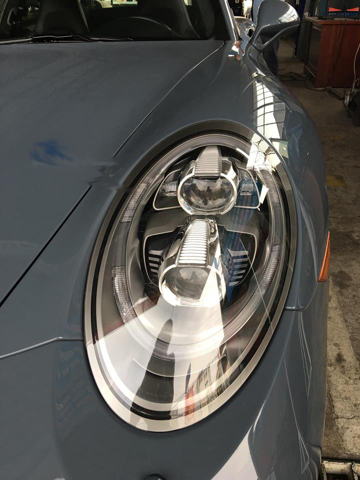 Thiết kế đèn pha mới trên xe khá bắt mắt. Đặc biệt, cánh lướt gió phía trước và sau sẽ tự động điều chỉnh khi xe đạt các vận tốc như 80 km/h, 120 km/h hay 200 km/h nhằm giúp xe tối ưu hoá khí động học.