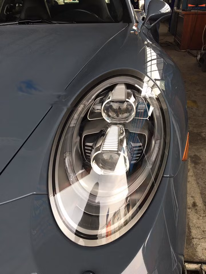 Thiết kế đèn pha mới trên xe khá bắt mắt. Đặc biệt, cánh lướt gió phía trước và sau sẽ tự động điều chỉnh khi xe đạt các vận tốc như 80 km/h, 120 km/h hay 200 km/h nhằm giúp xe tối ưu hoá khí động học.