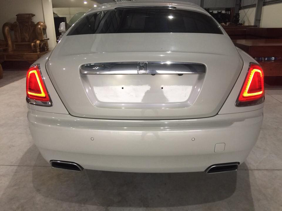 Ngoại hình chiếc Coupe siêu sang có thiết kế thể thao với những đường cong mềm mại và mui xe vát về phía sau khoang hành lý.