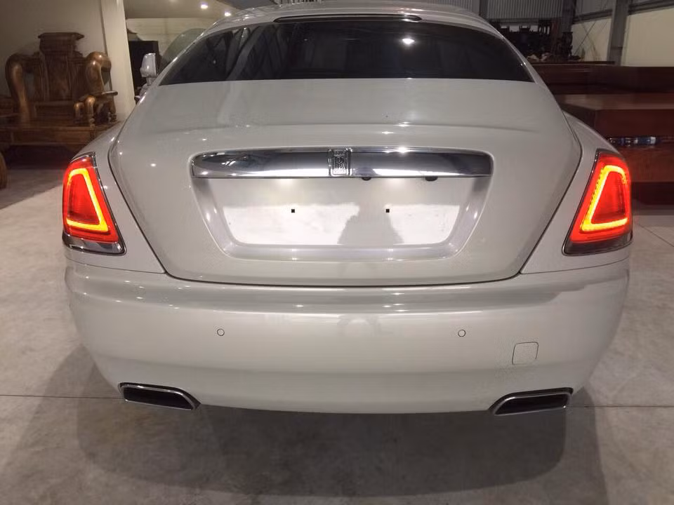 Ngoại hình chiếc Coupe siêu sang có thiết kế thể thao với những đường cong mềm mại và mui xe vát về phía sau khoang hành lý.