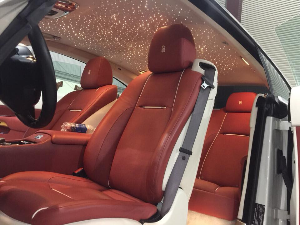 Bên trong khoang lái chiếc Coupe siêu sang này là gam màu đỏ đun cùng trần xe với bầu trời sao do 1.340 bóng đèn LED tạo thành trông khá đẹp mắt.