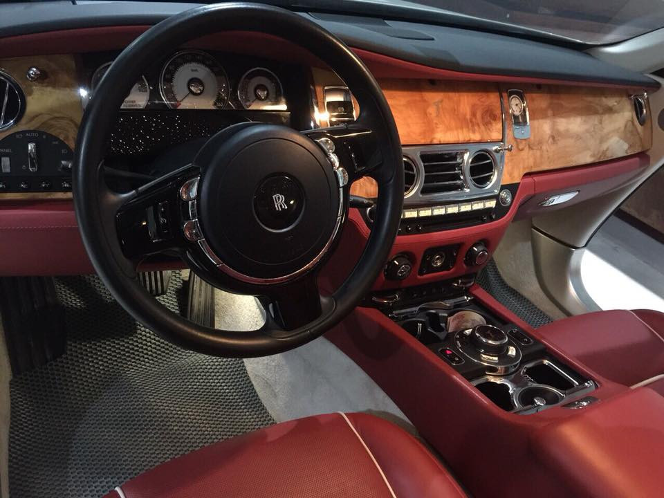 Nội thất ốp gỗ, bọc da sang trọng. Wraith từng là mẫu xe Rolls-Royce mạnh nhất khi được trang bị khối động cơ V12, dung tích 6.6 lít, sản sinh công suất tối đa lên đến 624 mã lực và mô-men xoắn cực đại đạt 730 Nm.