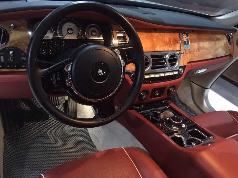 Nội thất ốp gỗ, bọc da sang trọng. Wraith từng là mẫu xe Rolls-Royce mạnh nhất khi được trang bị khối động cơ V12, dung tích 6.6 lít, sản sinh công suất tối đa lên đến 624 mã lực và mô-men xoắn cực đại đạt 730 Nm.