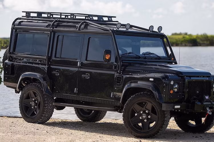 Bản độ này được đặt tên là Project Evolution nổi bật với hệ động lực mạnh mẽ và nội thất không chỉ sang trọng, mà còn được tích hợp đầy đủ các trang bị tiện nghi như một chiếc SUV địa hình hạng sang, hiện đại.