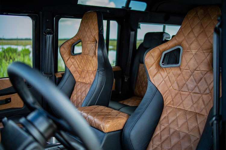 Nội thất bọc da hai màu sang trọng.