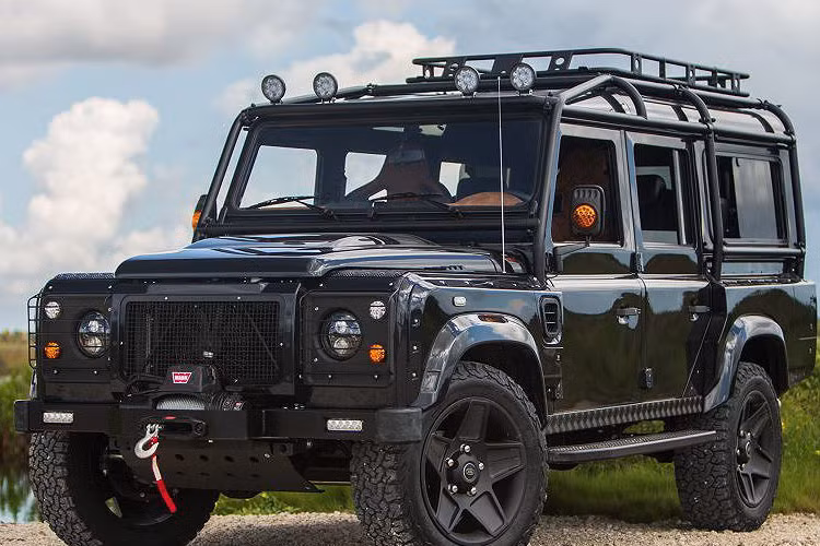 Về thiết kế bên ngoài, bản độ này được trang bị bộ widebody khá hầm hố, cơ bắp tới từ hãng Kahn Design.