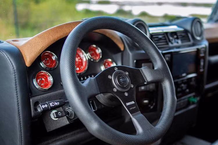 Bản độ Defender khủng này còn được trang bị hệ thống thông tin giải trí với màn hình cảm ứng, kết nối USB, bàn sạc không dây cho điện thoại hay dàn âm thanh hi-end của hãng JL Audio.