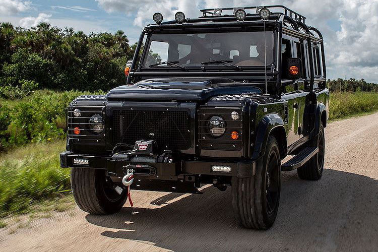 Chiếc SUV Land Rover Defender của Anh Quốc vừa được hãng độ ECD (East Coast Defender) Automotive Design nằm tại Florida, Mỹ độ mới hoàn toàn cả trong lẫn ngoài.