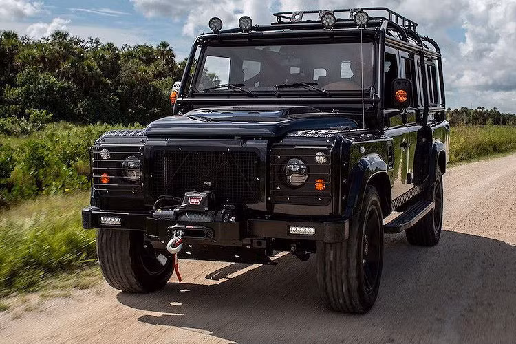 Chiếc SUV Land Rover Defender của Anh Quốc vừa được hãng độ ECD (East Coast Defender) Automotive Design nằm tại Florida, Mỹ độ mới hoàn toàn cả trong lẫn ngoài.