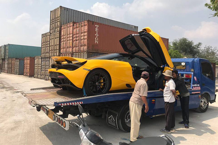 Ngoài bộ áo vàng rực, chiếc McLaren 720S thứ 2 tại Campuchia còn có điểm nhấn ở một số chi tiết bằng sợi carbon như cản va trước/sau, vỏ gương. La-zăng sơn đen nhám hay trần xe sơn đen bóng cũng tạo nên ngoại hình đẹp mắt cho siêu xe 720S.