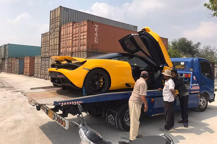 Ngoài bộ áo vàng rực, chiếc McLaren 720S thứ 2 tại Campuchia còn có điểm nhấn ở một số chi tiết bằng sợi carbon như cản va trước/sau, vỏ gương. La-zăng sơn đen nhám hay trần xe sơn đen bóng cũng tạo nên ngoại hình đẹp mắt cho siêu xe 720S.