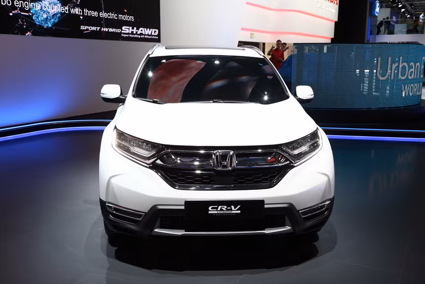 Theo nhiều đánh giá, các chi tiết thiết kế ngoại và nội thất của CR-V 2018 tại thị trường châu Âu không có nhiều sự khác biệt với các thị trường khác trên thế giới vốn đã ra mắt mẫu xe này và bán ra trước đó.