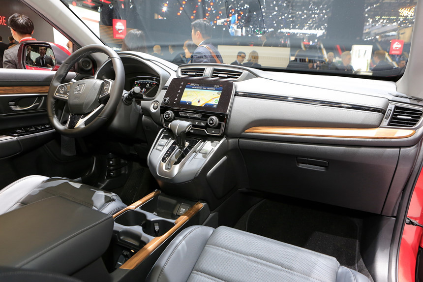 Mẫu xe này có hai màn hình 7-inch, một ở cụm đồng hồ lái và một ở hệ thống giải trí.