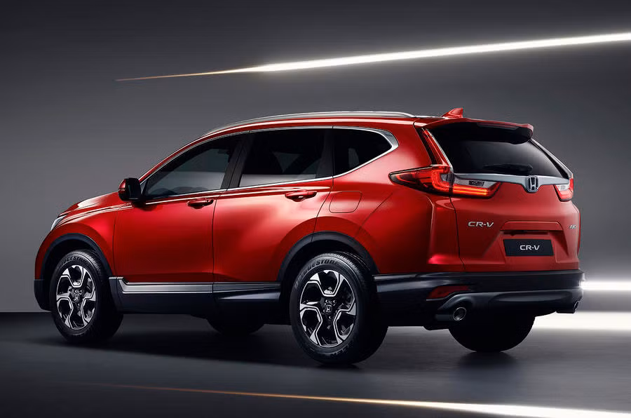 Khách hàng có thể tùy chọn hai hệ thống gồm: động cơ xăng tăng áp dung tích 1.5 L, kết hợp cùng hộp số tay 6 cấp hoặc hộp số CVT tùy chọn và động cơ hybrid 2.0 L kết hợp với hai động cơ điện. Honda không cung cấp thông số sức mạnh chi tiết của động cơ hybrid trên CR-V mà chỉ cho biết nó sẽ có 3 chế độ lái: EV Drive, Hybrid Drive và Engine Drive.