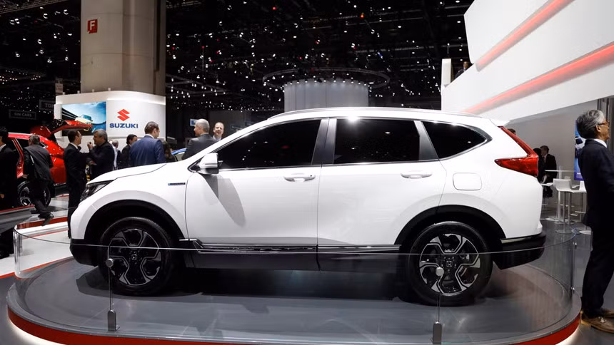 Xe có 7 chỗ ngồi với kiểu bố trí ghế 5+2. Ngoài ra còn có cốp sau đóng/mở điện với tính năng chống kẹt.