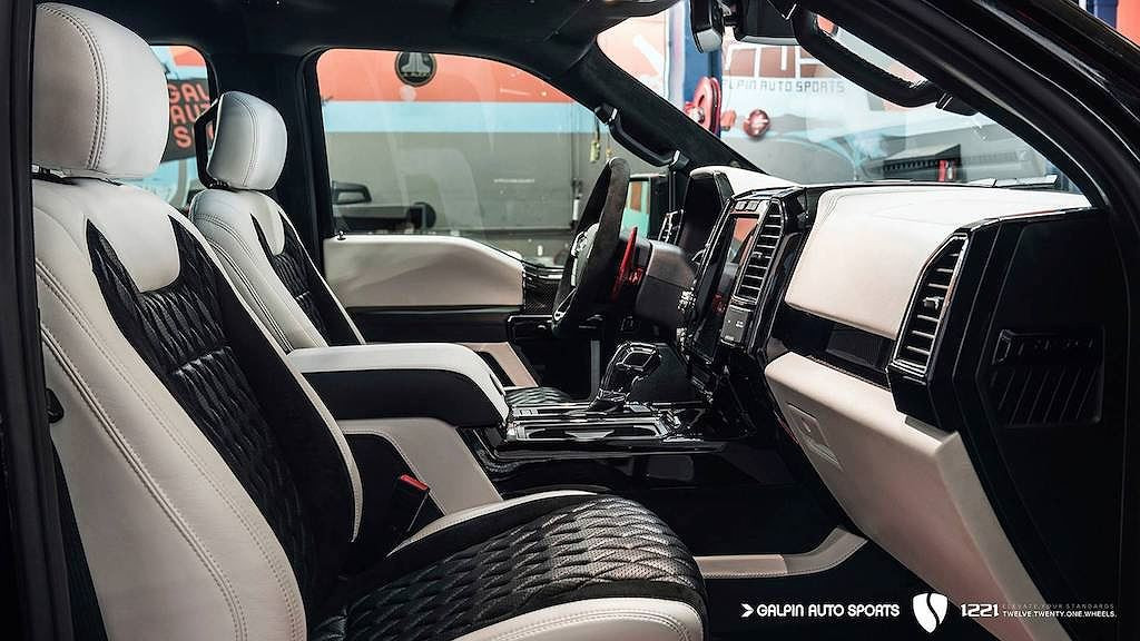 Đi vào bên trong xe, điều khiến ai ai cũng phải ngỡ ngàng đó là trang bị nội thất cao cấp bậc nhất được trang bị cho bản độ F150 Raptor S này.