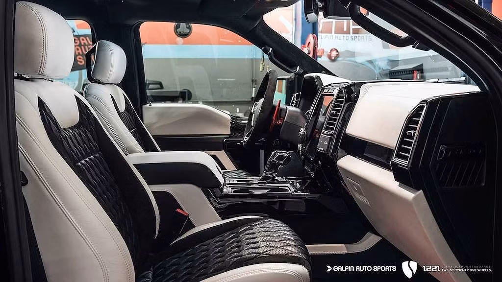 Đi vào bên trong xe, điều khiến ai ai cũng phải ngỡ ngàng đó là trang bị nội thất cao cấp bậc nhất được trang bị cho bản độ F150 Raptor S này.