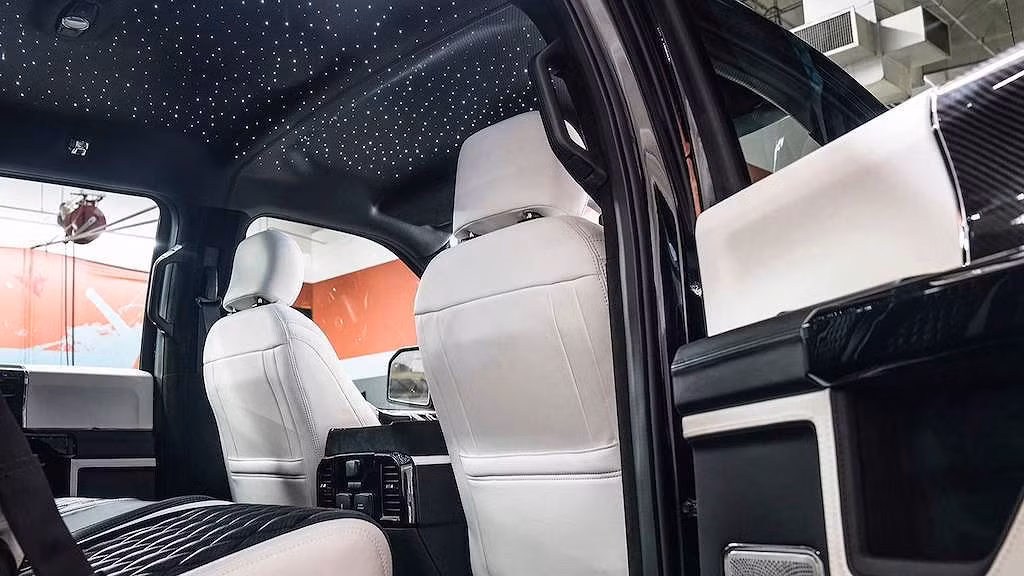 Các ghế ngồi của chiếc xe được trang bị sưởi/quạt gió và cả tính năng massage. Đáng chú ý hơn đó là trần xe được thiết kế lắp đặt hệ thống đèn "ngàn sao" theo kiểu Rolls-Royce.