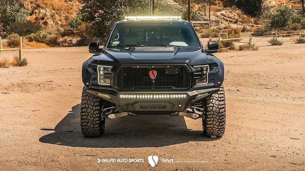 Alejandro Salomon, Salomondrin sở hữu một trong những kênh video về xe nổi tiếng nhất trên trang YouTube với hơn 1,3 triệu lượt người đăng ký vừa khiến dân mê xe địa hình phải ghen tỵ khi sở hữu chiếc siêu bán tải Ford F-150 Raptor độ siêu sang cực “độc".