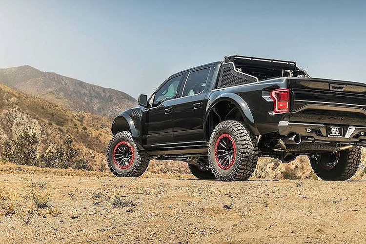 Ngoài việc Ford F-150 Raptor độ khủng cả nội ngoại thất thì động cơ xe cũng được can thiệp thay đổi để mạnh hơn. Theo đó, động cơ V6 3.5l tăng áp kép EcoBoost nguyên bản của F-150 Raptor, nâng công suất thêm 102 mã lực và mô-men xoắn tăng 203Nm so với xe nguyên bản.