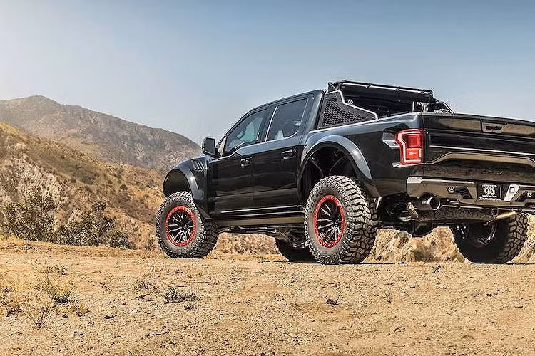 Ngoài việc Ford F-150 Raptor độ khủng cả nội ngoại thất thì động cơ xe cũng được can thiệp thay đổi để mạnh hơn. Theo đó, động cơ V6 3.5l tăng áp kép EcoBoost nguyên bản của F-150 Raptor, nâng công suất thêm 102 mã lực và mô-men xoắn tăng 203Nm so với xe nguyên bản.