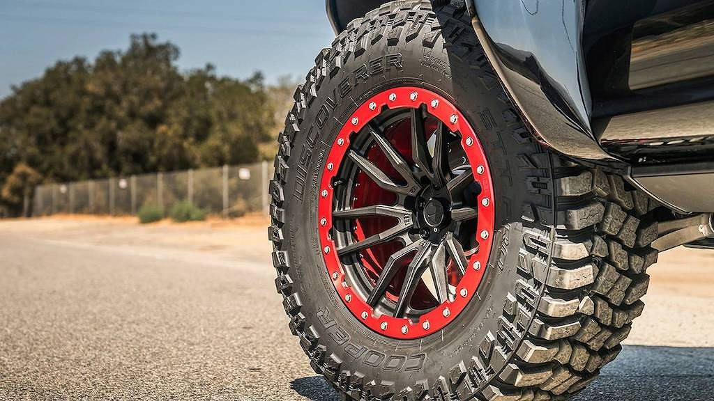 Cận cảnh bộ mâm SVIPE.3 20 inch từ 1221 Wheels"hàng khủng" kết hợp với lốp gai cỡ lớn. Đây là một trong những chi tiết khiến chiếc xe trong hầm hố và chất chơi hơn hẳn.