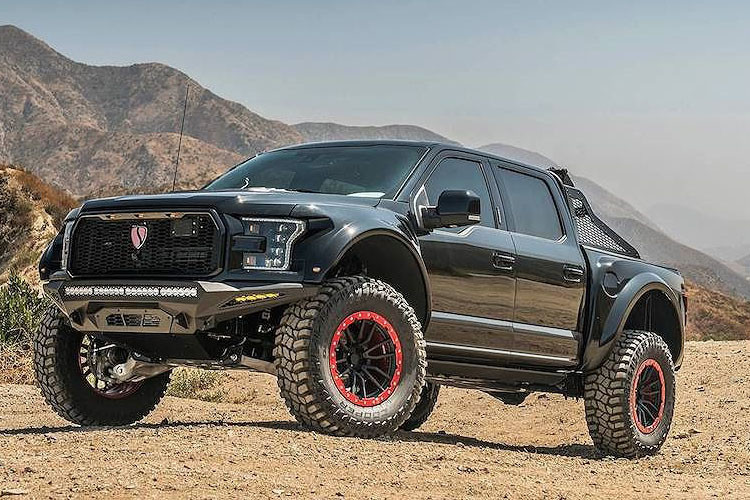 Chiếc F-150 Raptor được độ lại triệt để với tên gọi Raptor S không chỉ có khả năng offroad "đỉnh" mà còn sở hữu nội thất siêu sang. Đây là bản độ hoàn mỹ và là tác phẩm của sự hợp tác ăn ý giữa Salomondrin với xưởng độ Galpin Auto Sports (GAS) và hãng mâm độ 1221 Wheels.
