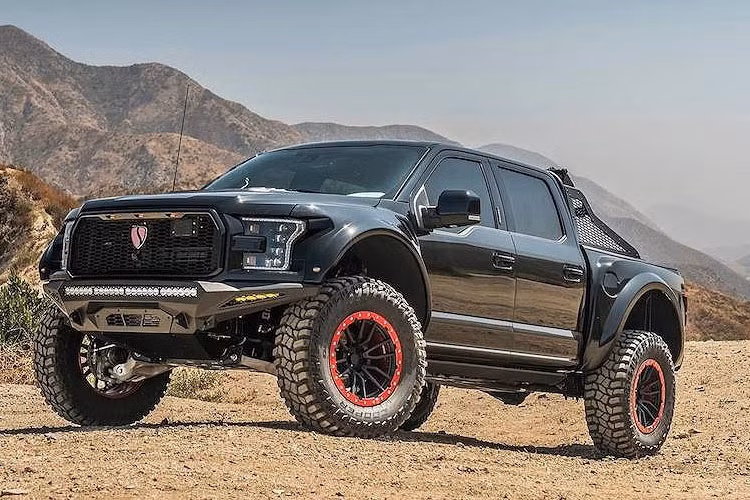 Chiếc F-150 Raptor được độ lại triệt để với tên gọi Raptor S không chỉ có khả năng offroad "đỉnh" mà còn sở hữu nội thất siêu sang. Đây là bản độ hoàn mỹ và là tác phẩm của sự hợp tác ăn ý giữa Salomondrin với xưởng độ Galpin Auto Sports (GAS) và hãng mâm độ 1221 Wheels.