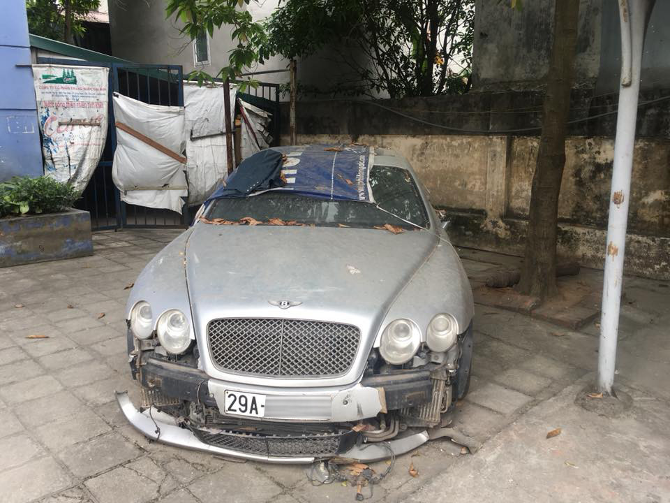 Mới đây, chiếc siêu xe sang Bentley Continental Flying Spur cux nát từng bị bắt gặp ở hầm giữ xe tại một chung cư ở Hà Nội cách đây 2 năm trước một lần nữa trở nên "nổi tiếng" nhận được nhiều sự chú ý, bàn tán từ cộng đồng mạng yêu xe bởi hoàn cảnh bị bỏ hoang, ngoại thất thì tồi tàn, vỡ nát hơn trong thấy...