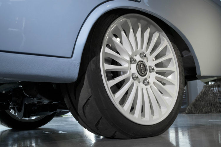 ... cùng bộ mâm được sơn trắng đối lập.