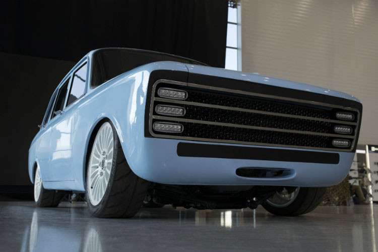 Thiết kế vuông vức nhỏ gọn. Lưới tản nhiệt phía trước khá thô gần như choán toàn bộ mũi xe, với 6 đèn LED được chia đều ra hai bên.