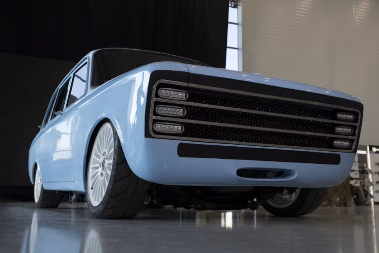 Thiết kế vuông vức nhỏ gọn. Lưới tản nhiệt phía trước khá thô gần như choán toàn bộ mũi xe, với 6 đèn LED được chia đều ra hai bên.