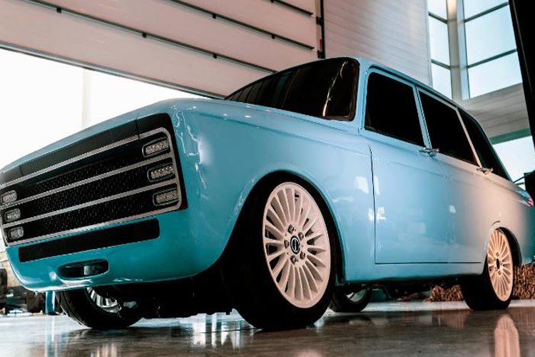 Chiếc ôtô chạy điện CV-1 sở hữu ngoại thất màu xanh nhạt khá bắt mắt được lấy cảm hứng thiết kế hoài cổ từ một chiếc hatchback có tên Izh-Kombi của Liên Xô hồi những năm 1970, là một "siêu xe" với công nghệ đỉnh cao mang tính cách mạng.