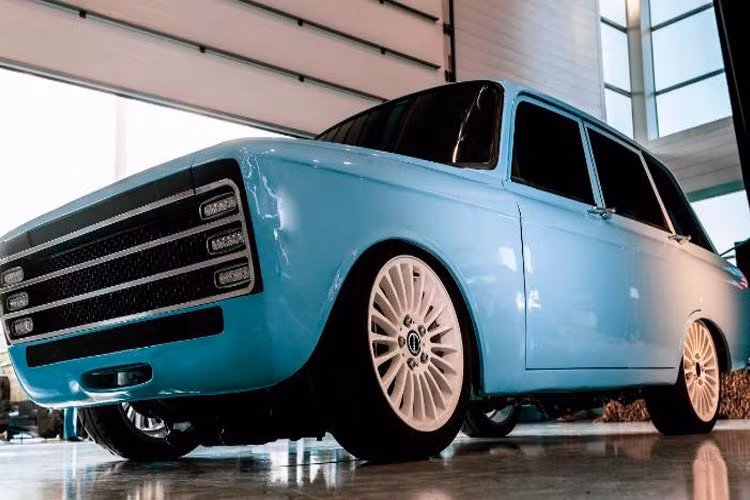 Chiếc ôtô chạy điện CV-1 sở hữu ngoại thất màu xanh nhạt khá bắt mắt được lấy cảm hứng thiết kế hoài cổ từ một chiếc hatchback có tên Izh-Kombi của Liên Xô hồi những năm 1970, là một "siêu xe" với công nghệ đỉnh cao mang tính cách mạng.