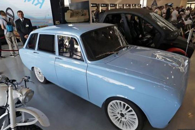 Kalashnikov đã xác nhận rằng chiếc xe concept chạy điện hoài cổ này có khả năng tăng tốc 0-100 km/h trong 6 giây. Về quãng đường, xe có thể chạy tới 350 km sau mỗi lần sạc điện.