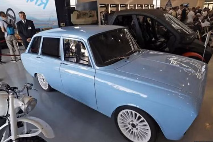 Kalashnikov đã xác nhận rằng chiếc xe concept chạy điện hoài cổ này có khả năng tăng tốc 0-100 km/h trong 6 giây. Về quãng đường, xe có thể chạy tới 350 km sau mỗi lần sạc điện.