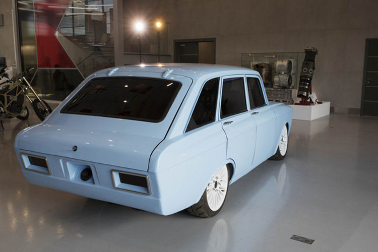 Tương tự, đèn hậu cũng được phủ đen giống như cửa sổ.