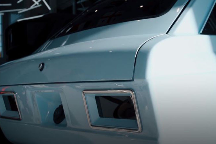 Khu sạc điện nằm giữa hai đèn hậu.