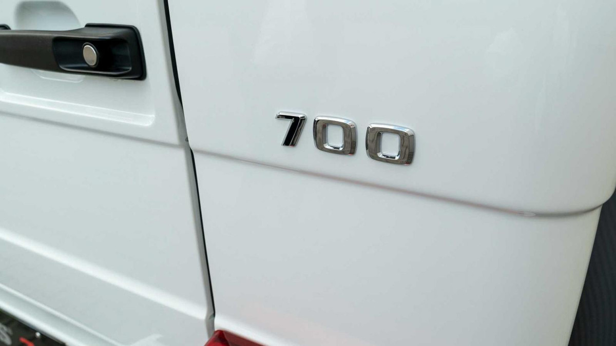 Con số "700" ám chỉ công suất tối đa đến 700 mã lực của động cơ nằm bên dưới nắp capô được in nổi bật ở thân xe. Được biết xe sẽ có giá khởi điểm 209.000 Euro (khoảng 237.400 USD hay 5,52 tỷ đồng).