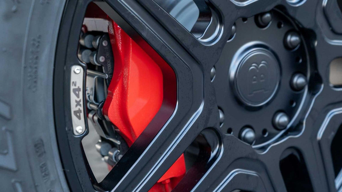 Bộ vành 5 chấu hình ngôi sao màu đen và lốp off-road Pirelli Scorpion ATR.