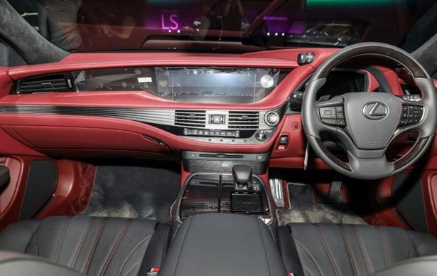 Nội thất bọc semi-aniline cao cấp. Xe có nhiều trang bị tiện nghi hiện đại như phanh tay điện tử với chức năng giữ phanh tự động và hệ thống điều hòa 4 vùng tự động kết hợp với hệ thống tự động điều chỉnh nhiệt độ phù hợp thân nhiệt hành khách Lexus Climate Concierge... Vô lăng 3 chấu bọc da ốp gỗ với đầy đủ các phím chức năng.
