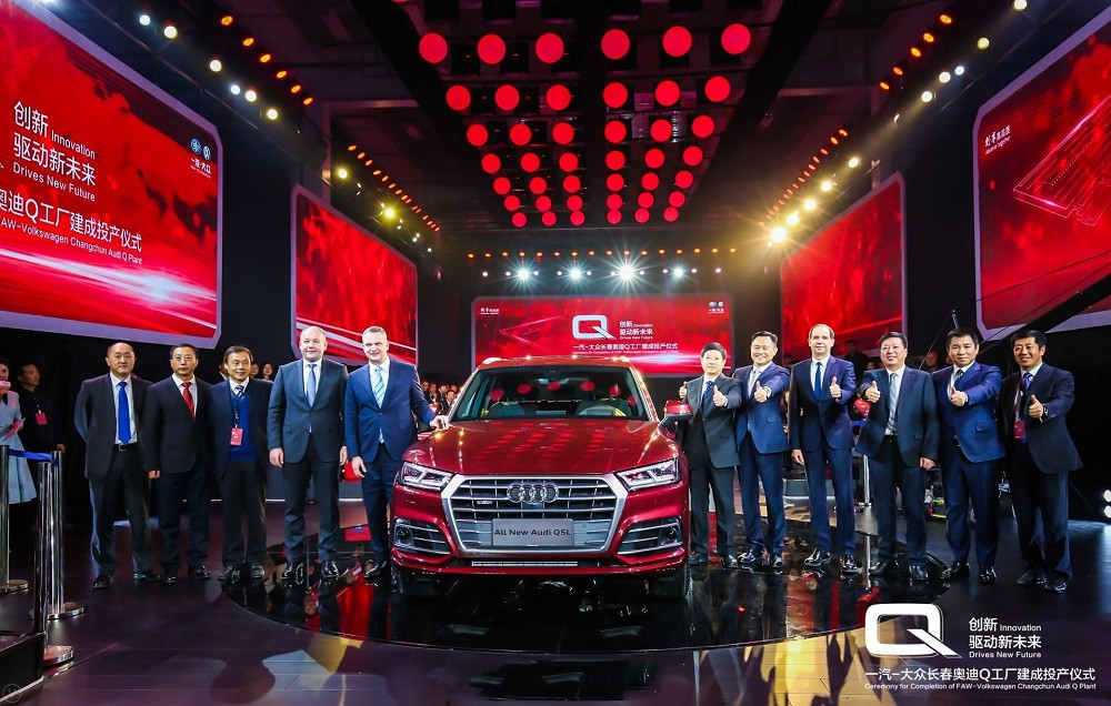 So với phiên bản thường, Audi Q5L bản 2018 có chiều dài tổng thể 2.908 mm, tăng 88 mm, cụ thể của Audi Q5L 2018 bao gồm chiều dài tổng thể 4.765 mm, rộng 1.893 mm, cao 1.659 mm và chiều dài cơ sở 2.908 mm. Cũng từ đó không gian xe được nới rộng khoảng duỗi chân cho hành khách phía sau.