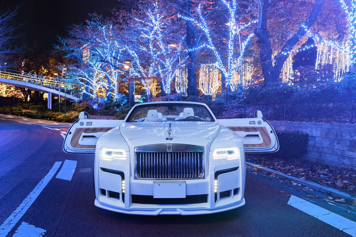 Vẻ đẹp tinh khôi không kém phần xa hoa củaChiếc mui trần Rolls-Royce Dawn hàng thửa độ phong cách Nhật này khiến mọi người đều phải mê mẩn. Đây chính là sản phẩm độ bodykit Black Bison cực thành công của hãng độ Wald.