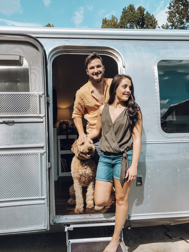Cặp đôi mê du lịch Nate và Taylor Lavender đã mua chiếc xe ôtô hàng nát, cũ rích - Airstream Excella 1000 để thiết kế thành ngôi nhà di động phục vụ nhu cầu sống của họ. Tuy nhiên điều đáng bất ngờ đó là khi mua, chiếc xe này trong tình trạng cũ nát cả trong lẫn ngoài.