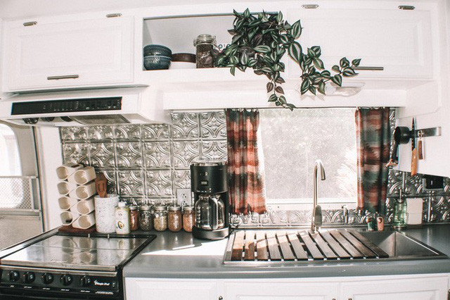 Khu vực bếp tiện nghi và có view khá đẹp.