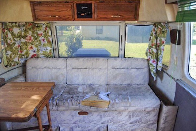 Phòng khách trước khi chưa được cải tạo trông rất bẩn và phải vứt đi một số thứ không dùng đến.